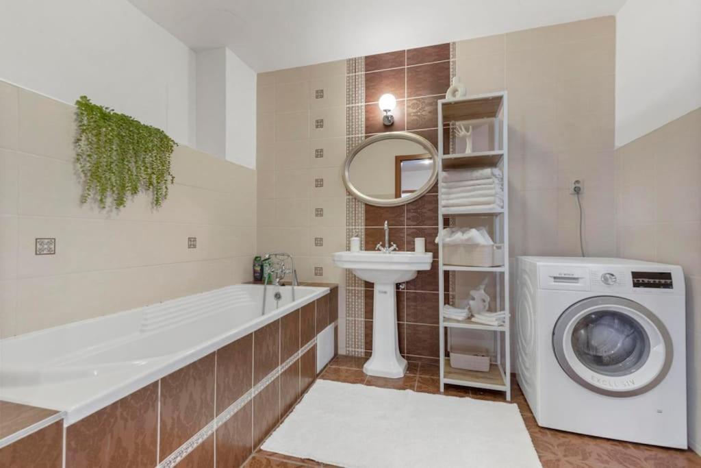 Exclusive Apartment In Centre Bratislava Exteriör bild